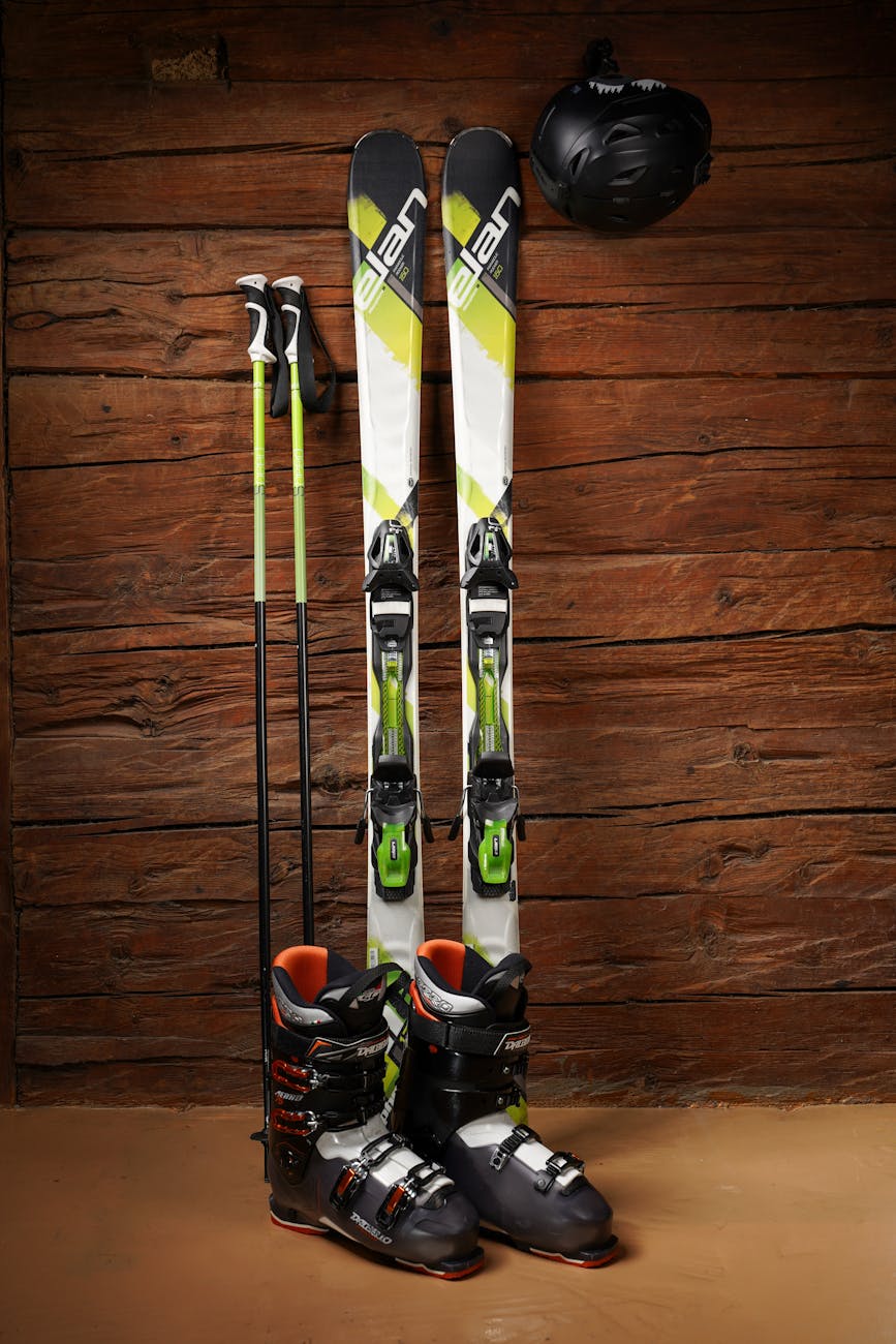 Équipement de ski adossé à un mur en bois