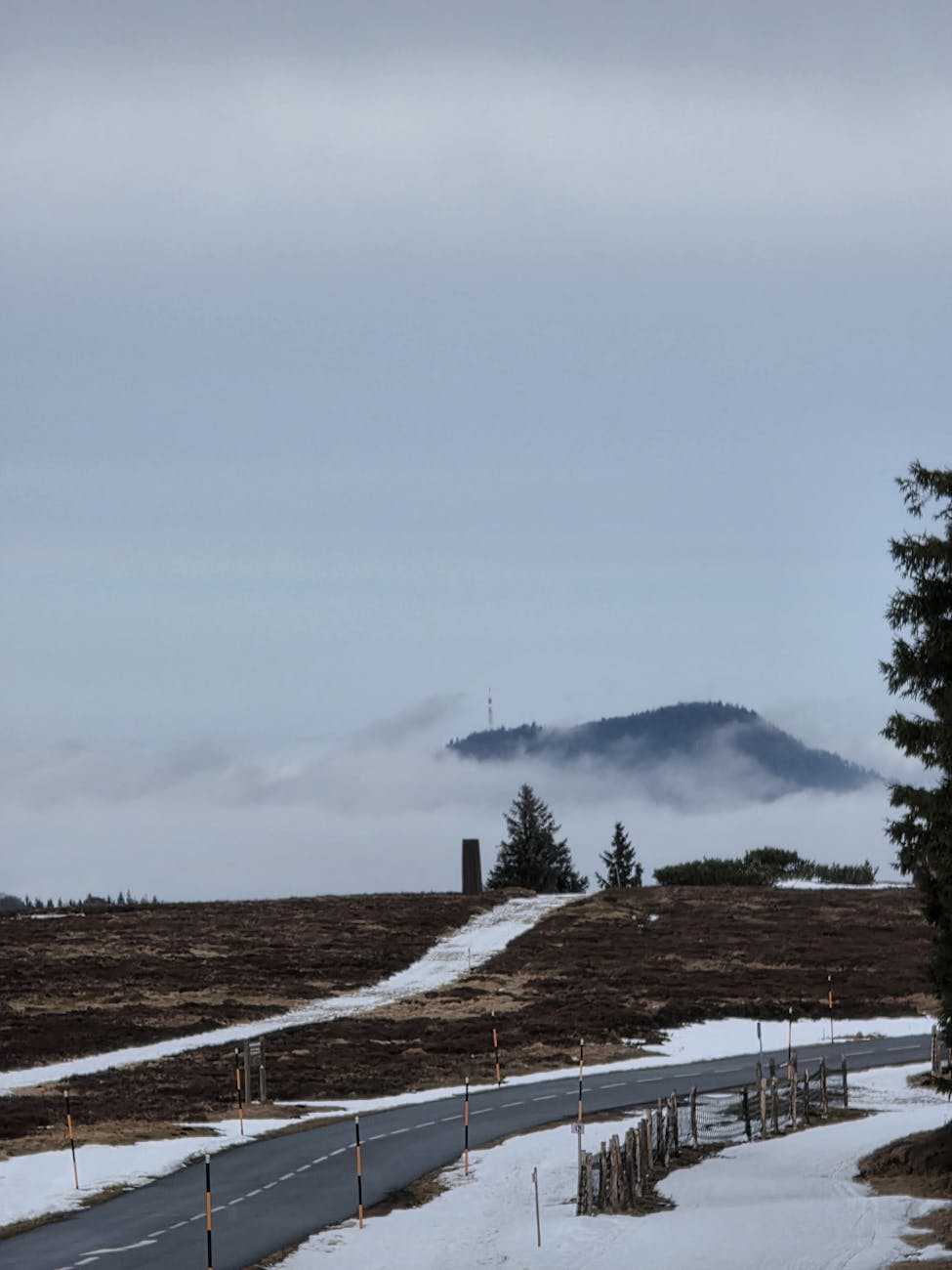 Route enneigée pénétrant dans le massif des Vosges