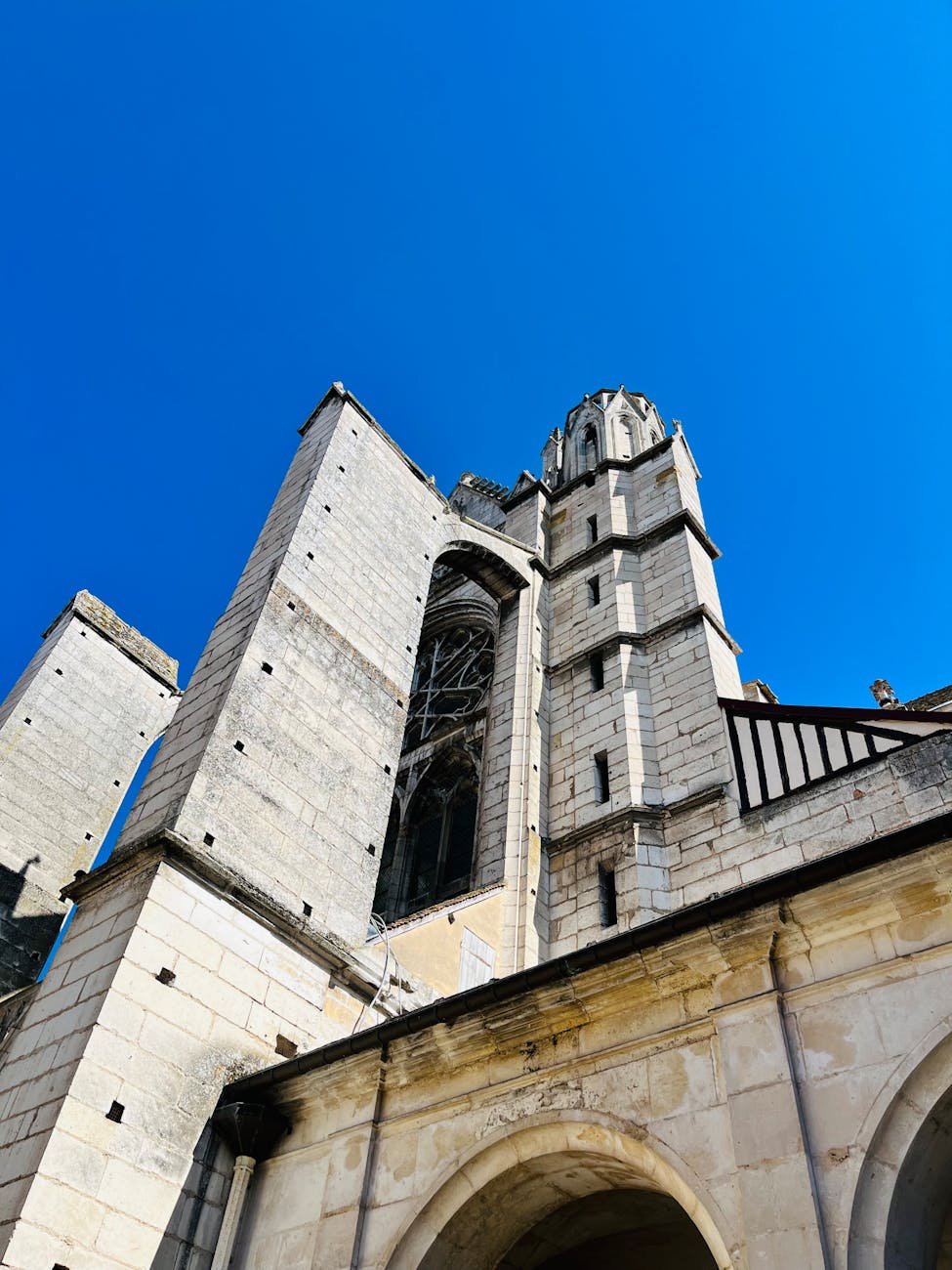 Cathédrale gothique d'Auxerre vue du sol