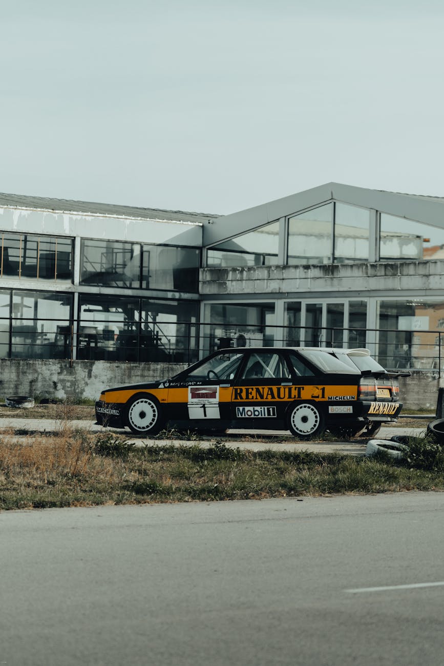 Voiture devant un bâtiment industriel