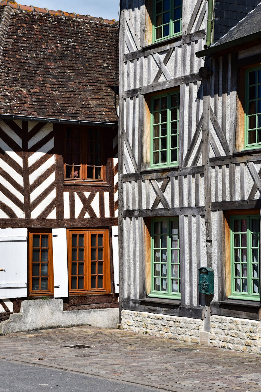 Maison normande à pans de bois et menuiseries vertes