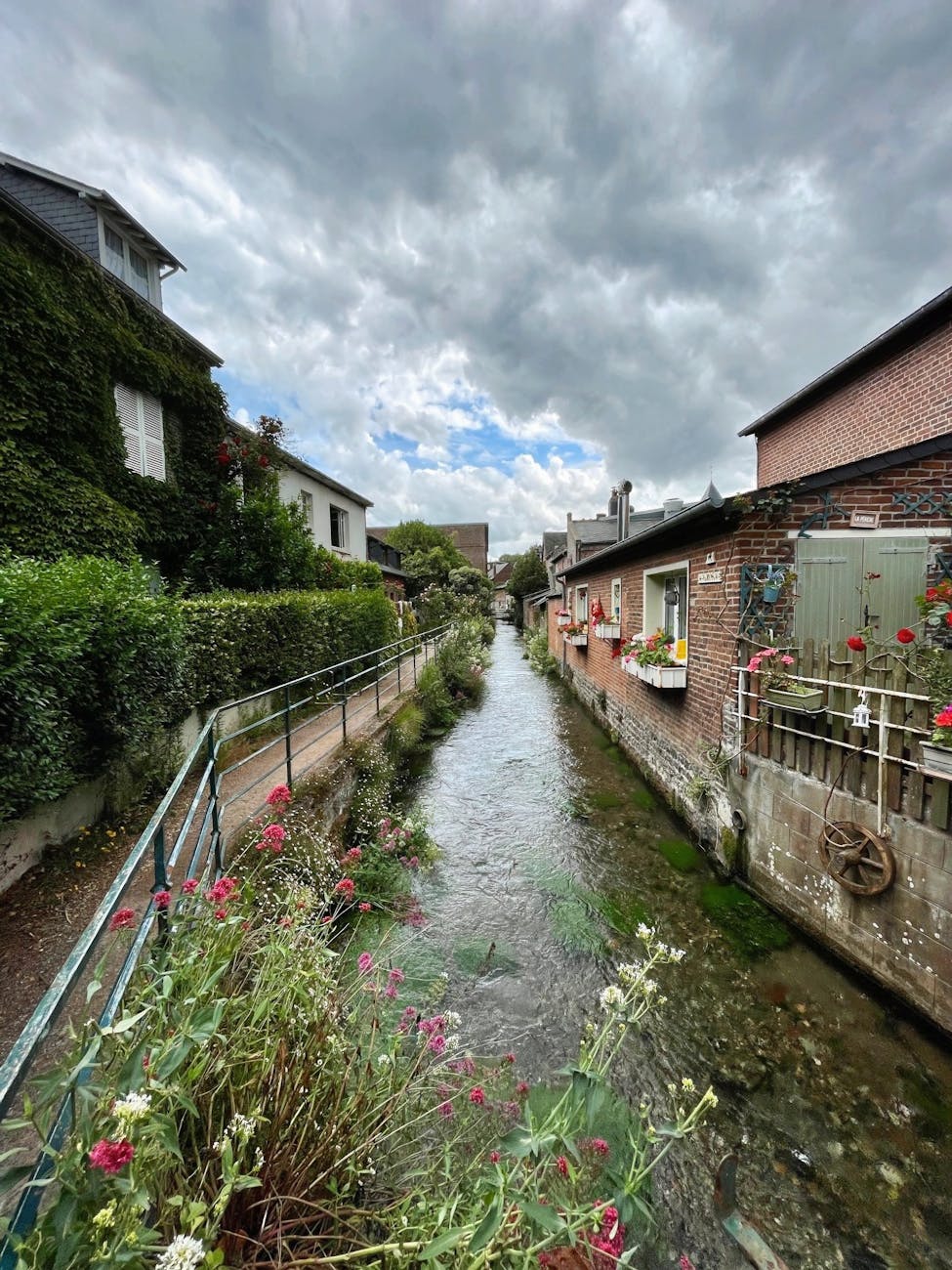 Canal et bâtisses de Saint-Valery-en-Caux en Normandie