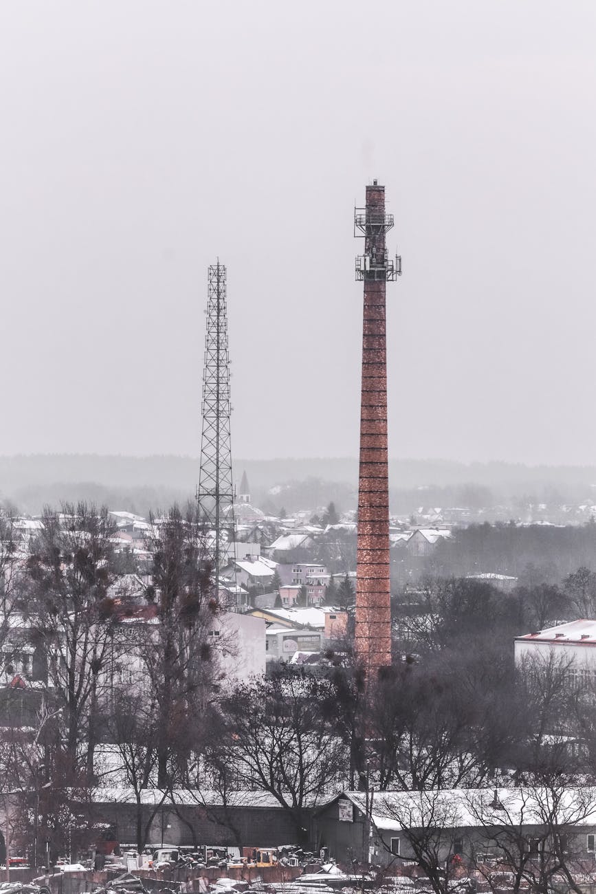 Wysoki komin w zaśnieżonym Białymstoku