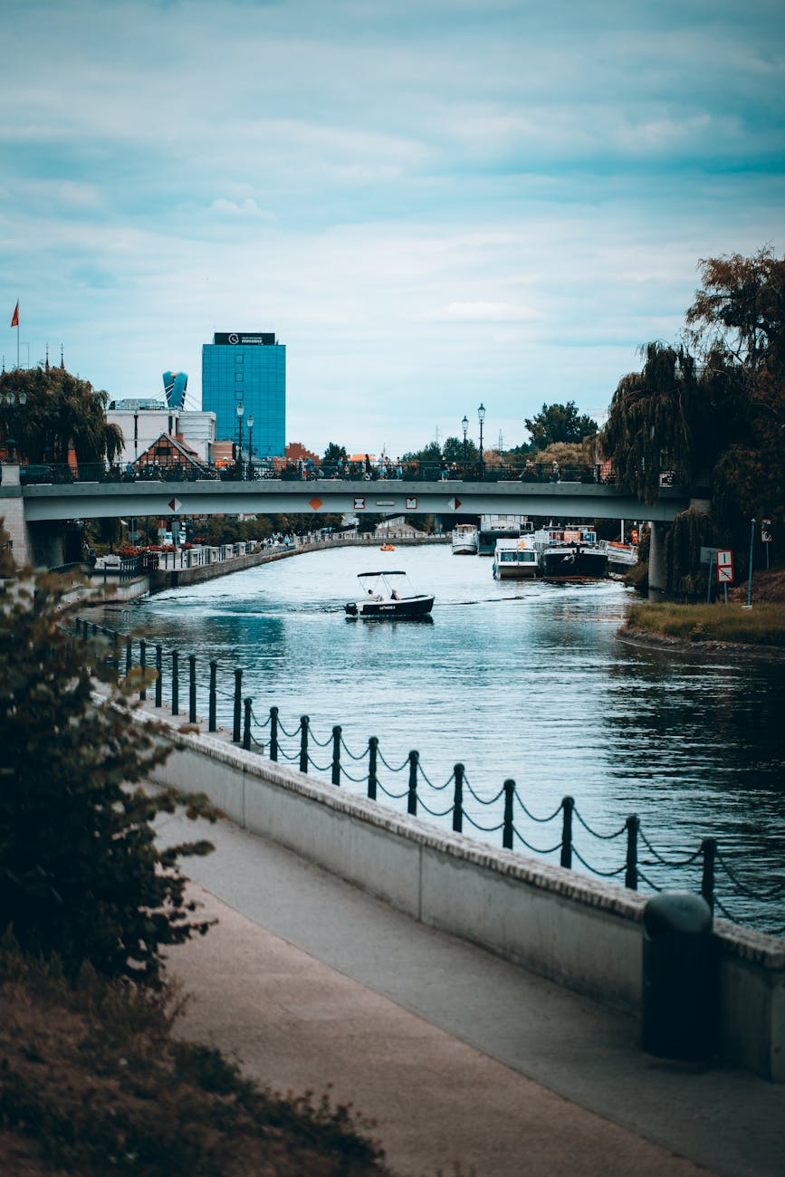 Kanały bydgoskie z łodziami i mostem nad rzeką Brdą