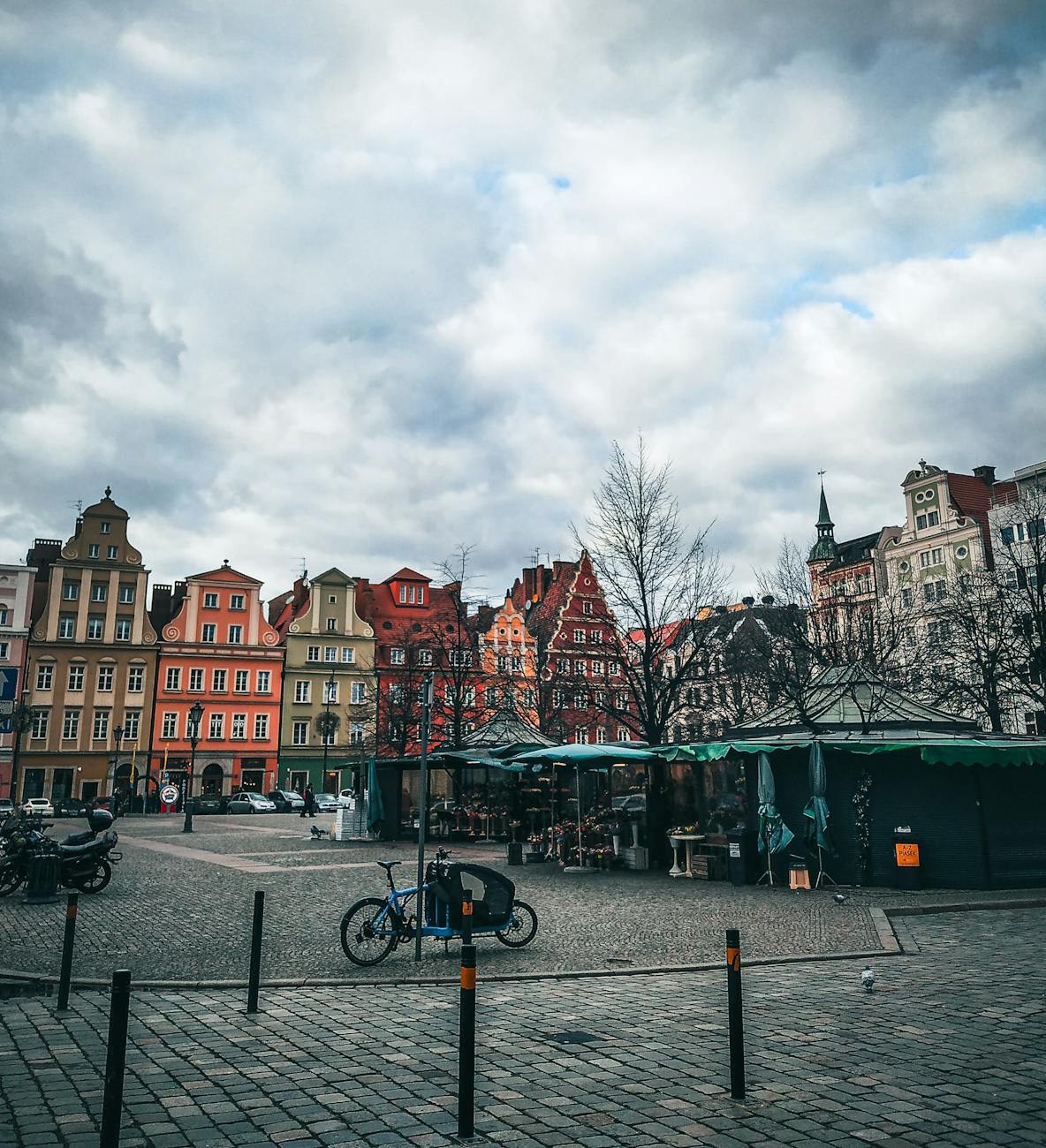 Kolorowe kamienice na wrocławskim Rynku ze straganami