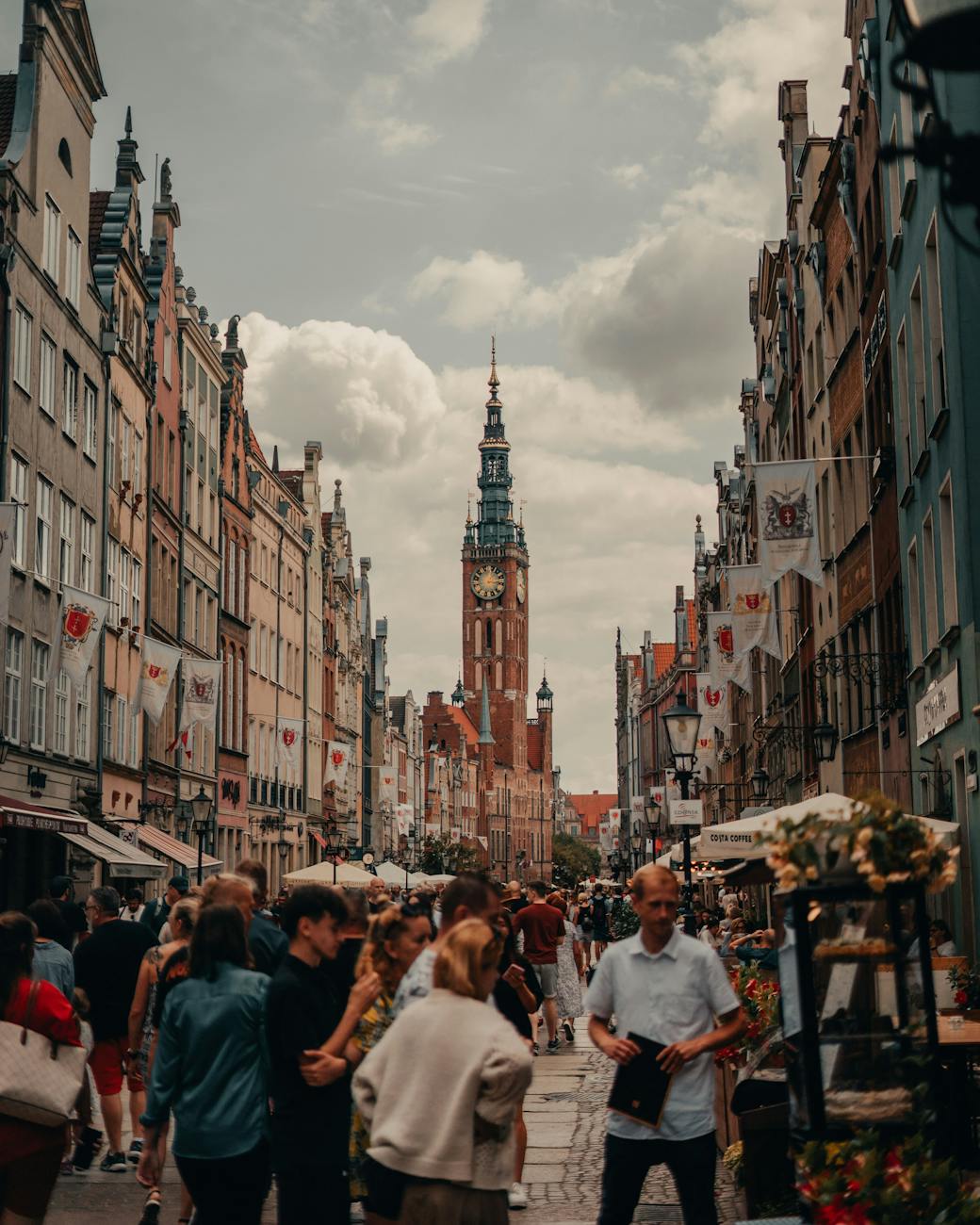 Długi Targ w Gdańsku z tłumem przechodniów