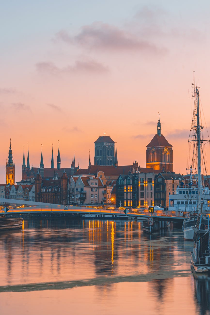 Panorama Gdańska odbita w wodach Motławy o zachodzie słońca