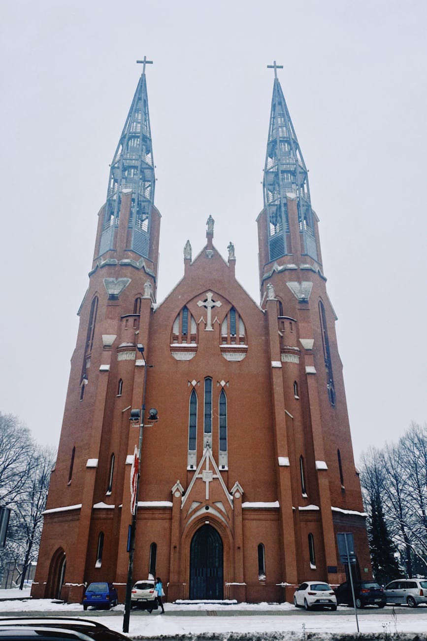 Neogotycki kościół na Śląsku zimą