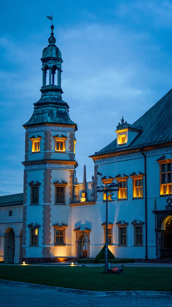 Pałac Biskupów Krakowskich w Kielcach o zmierzchu
