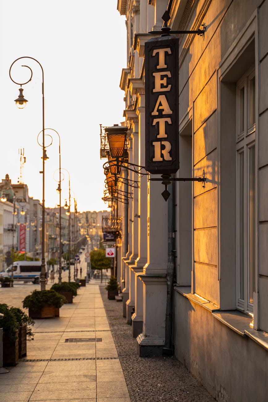 Ulica w Kielcach z szyldem teatru o zachodzie słońca