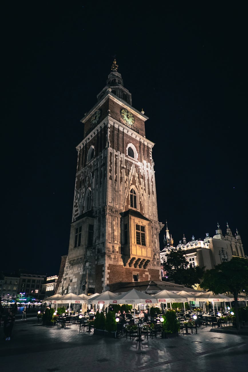 Wieża Ratuszowa w Krakowie nocą