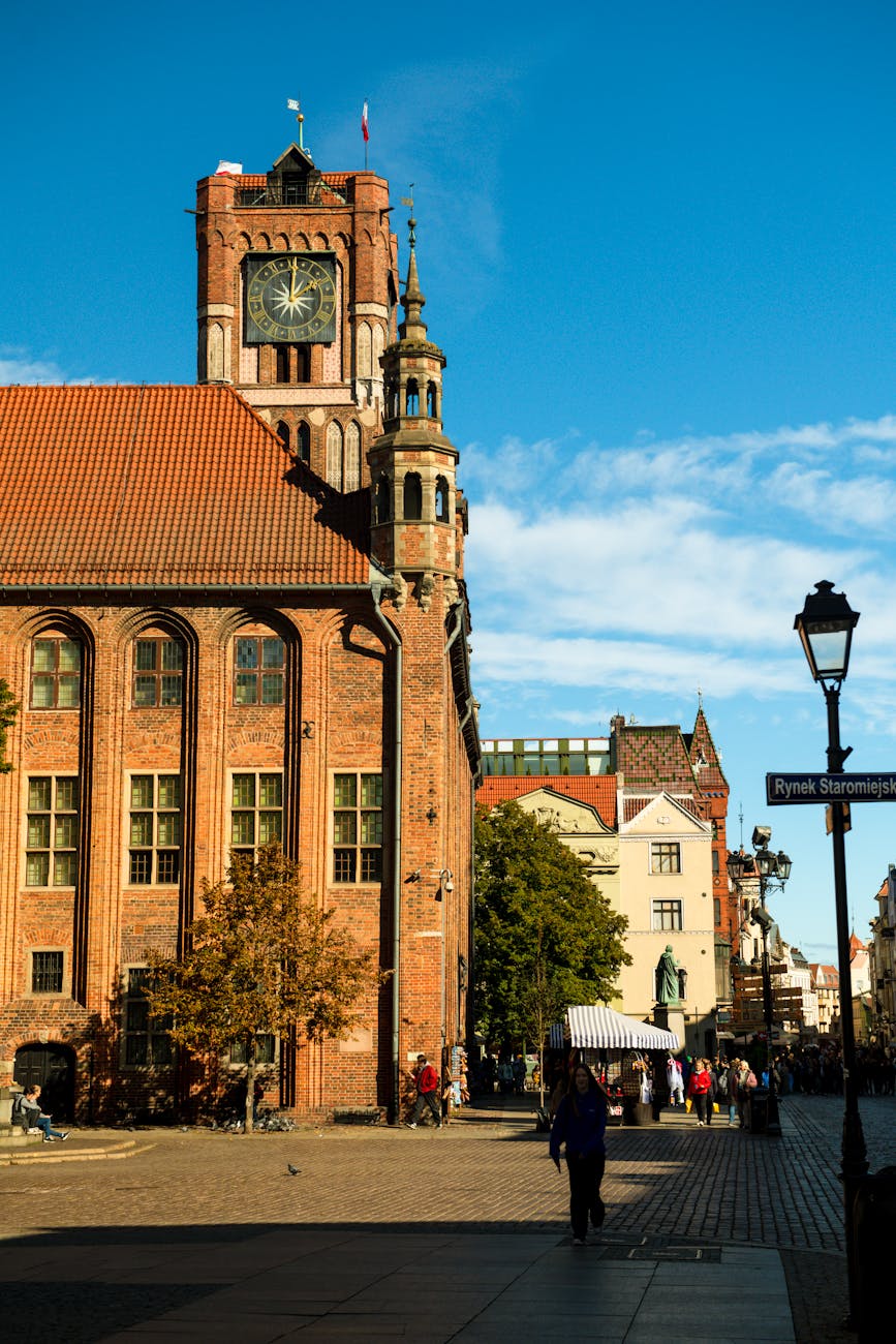 Ratusz Staromiejski i rynek w Toruniu w pełnym słońcu