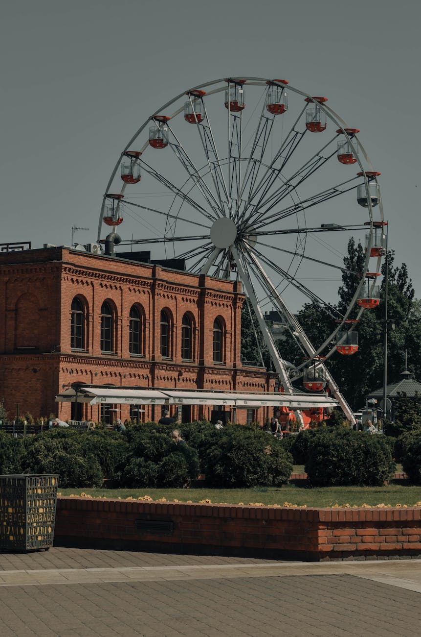 Koło widokowe obok zabytkowej fabryki w Łodzi