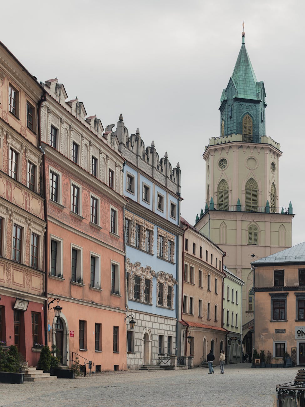 Zabytkowa uliczka Starego Miasta w Lublinie z Bramą Krakowską