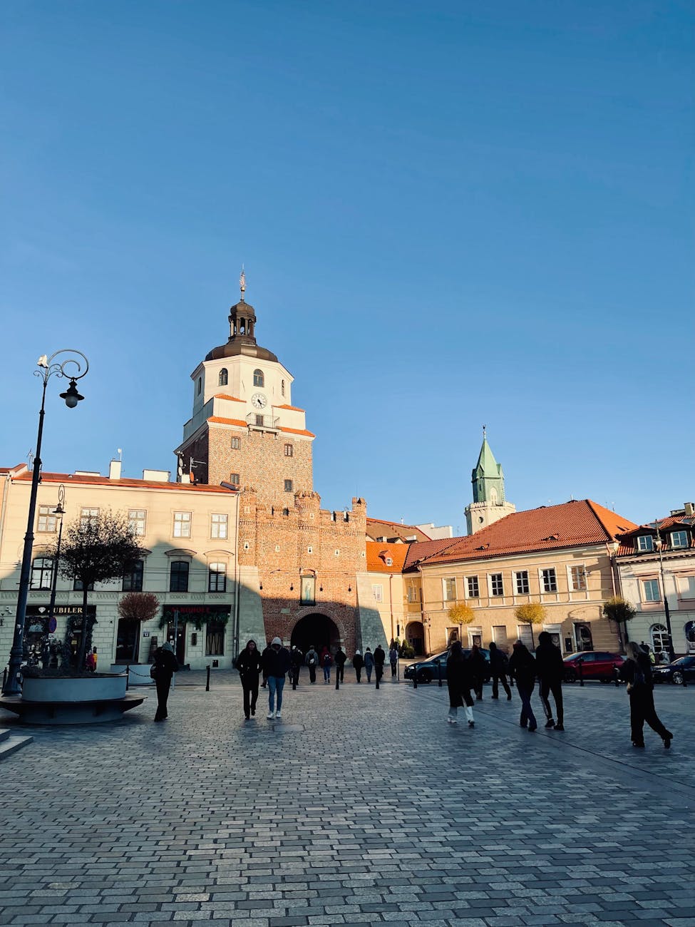 Brama Krakowska w Lublinie z ruchem ulicznym