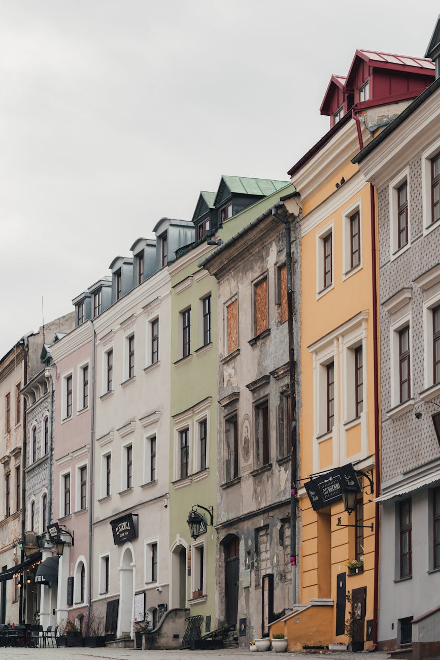 Kolorowe zabytkowe kamieniczki na Starym Mieście w Lublinie