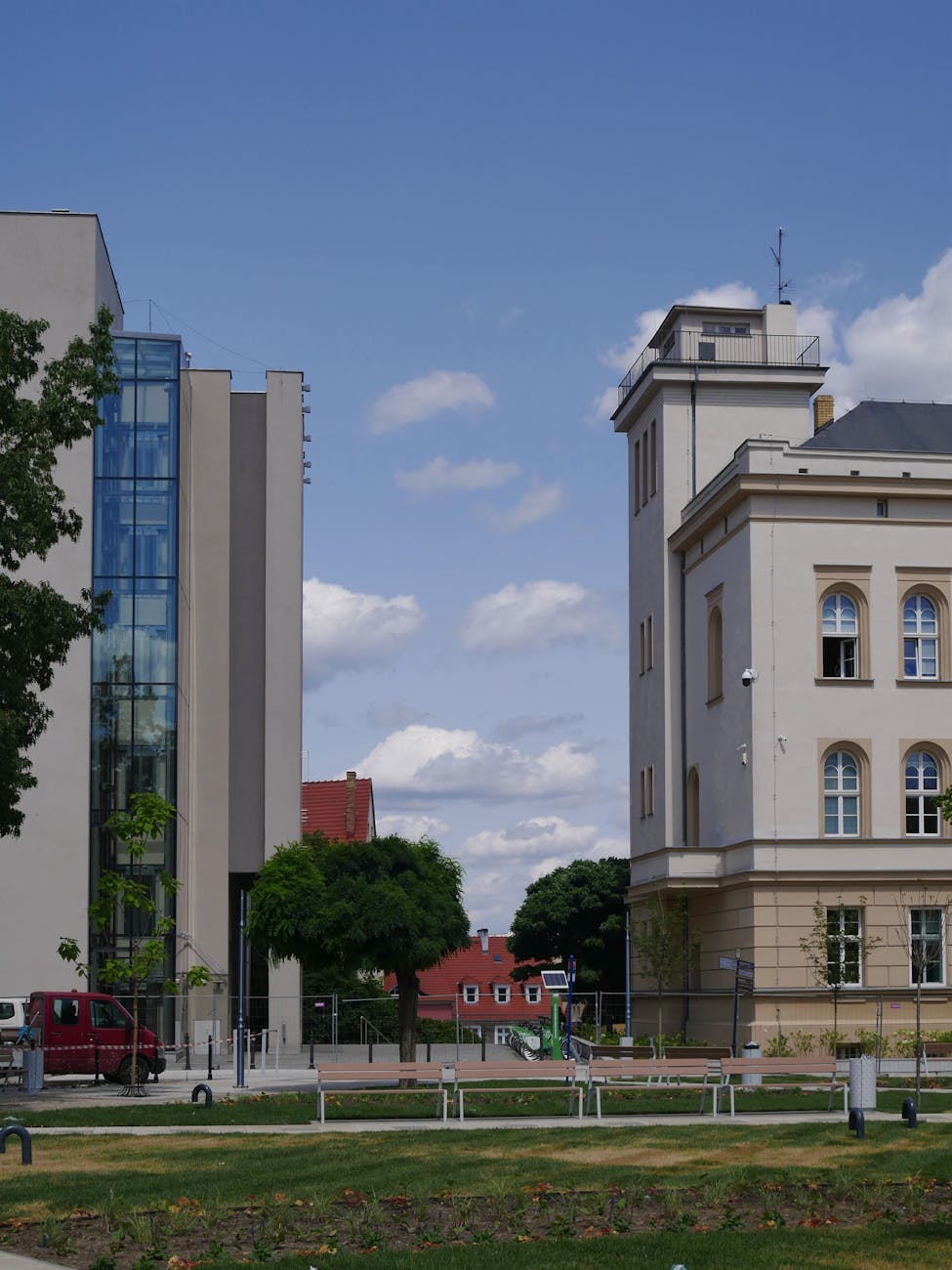 Kontrast nowoczesnej i historycznej zabudowy w Zielonej Górze