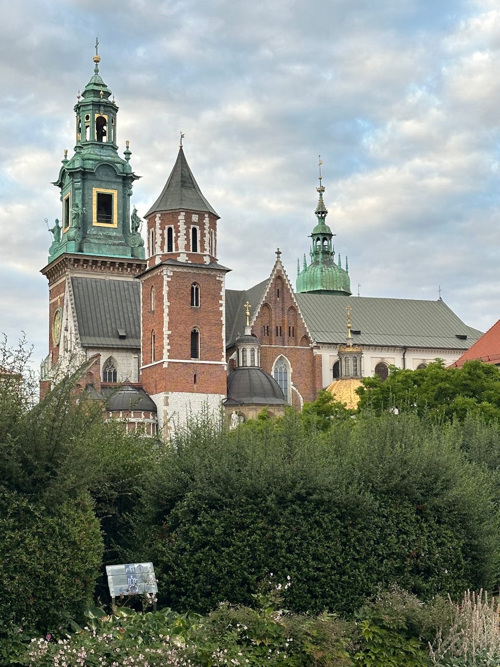 Katedra na Wawelu w Krakowie na tle nieba