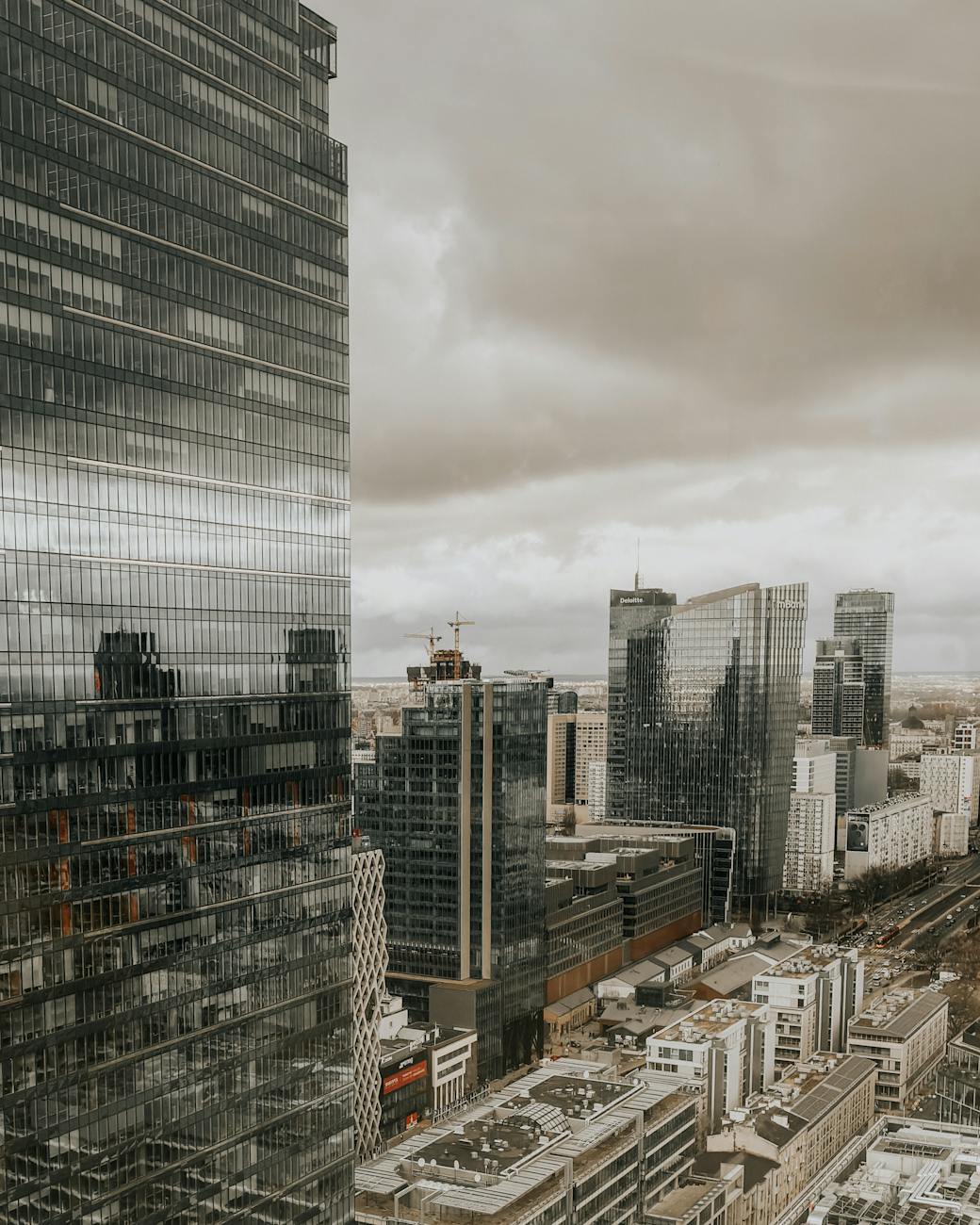 Nowoczesna panorama centrum Warszawy z wieżowcami