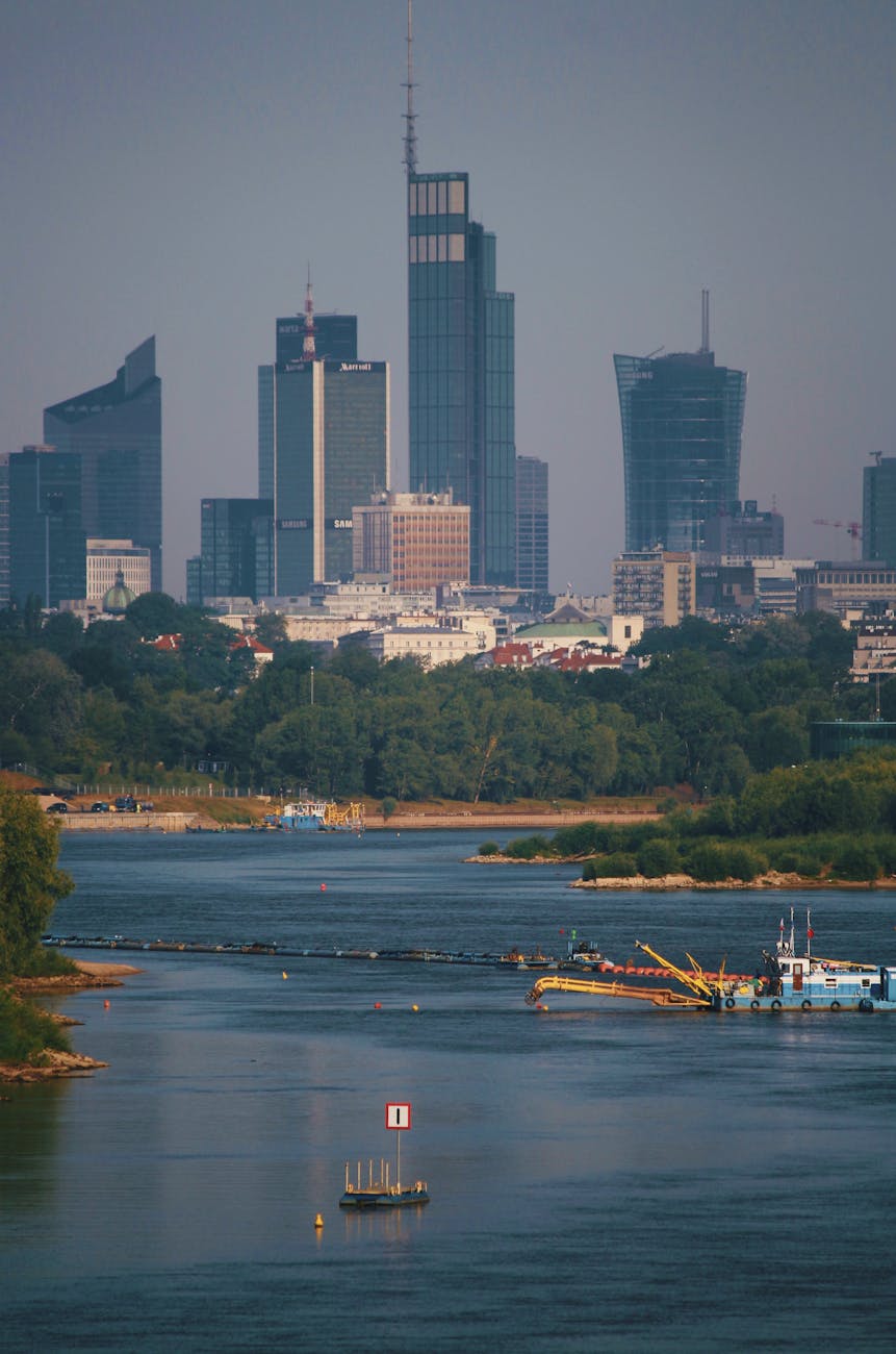 Wieżowce Warszawy nad brzegiem Wisły
