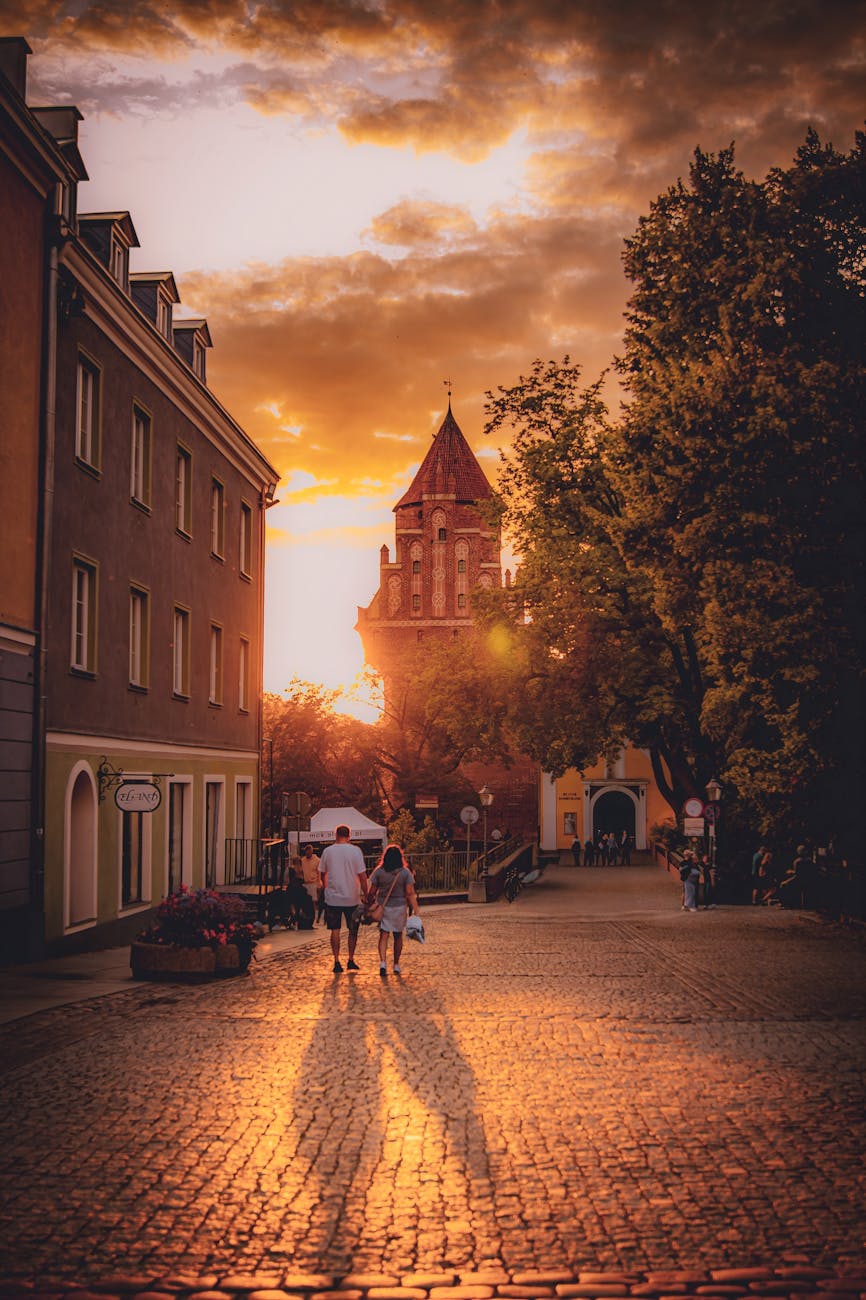Brukowana ulica w Olsztynie o zmierzchu