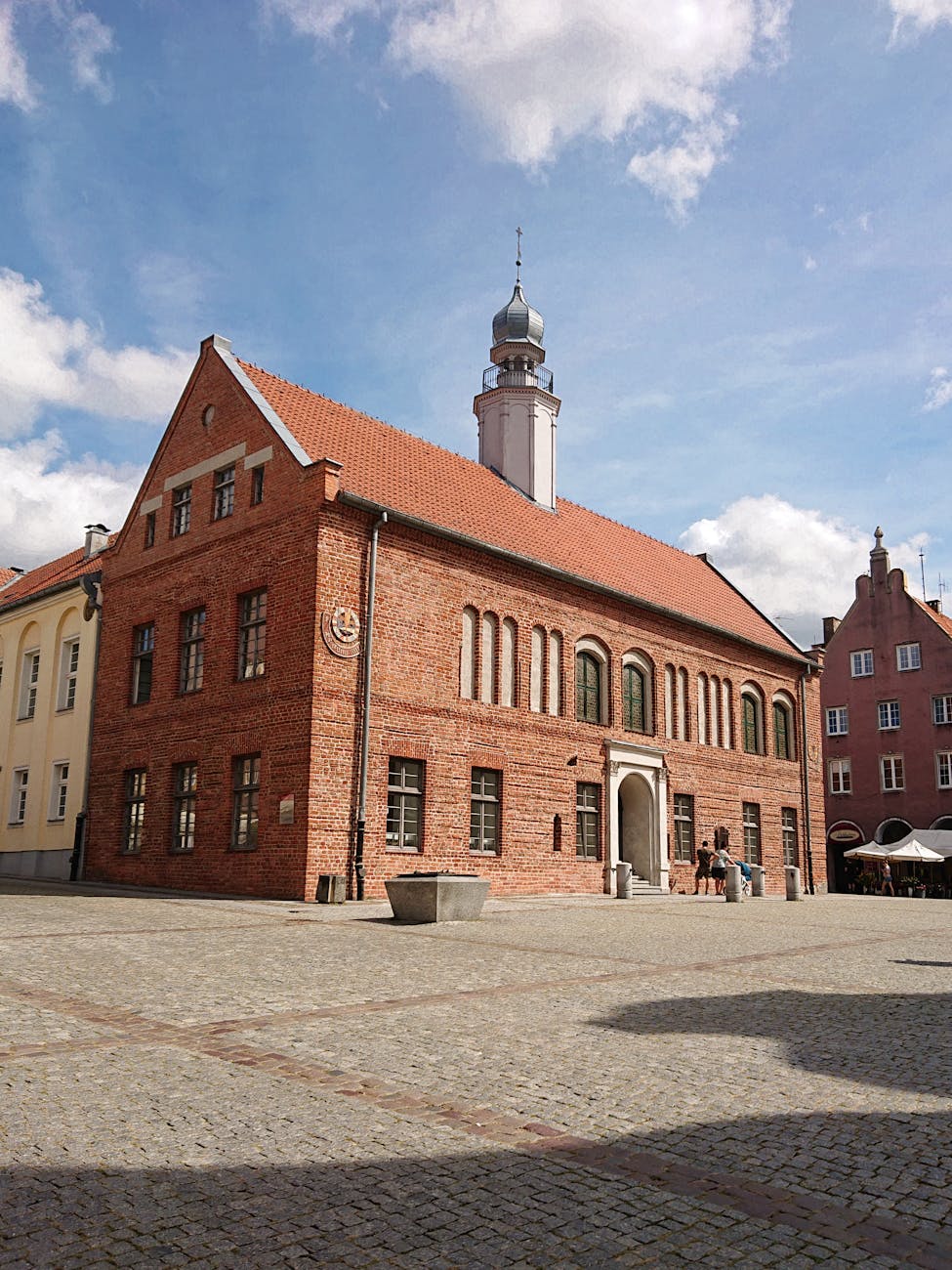 Stary Ratusz w Olsztynie w słońcu
