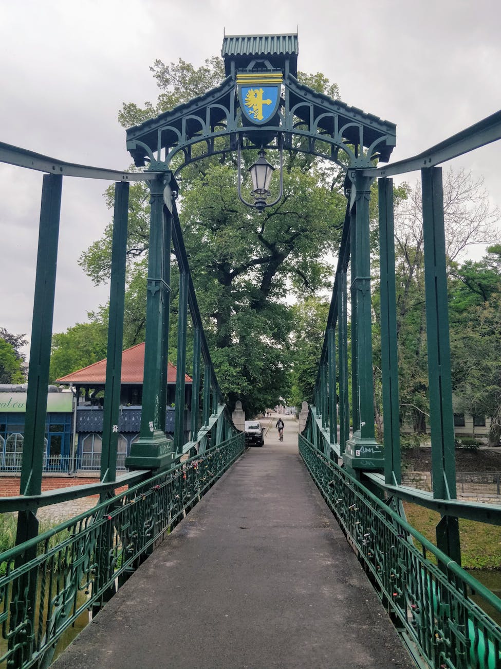 Zielony zabytkowy most pieszy w Opolu
