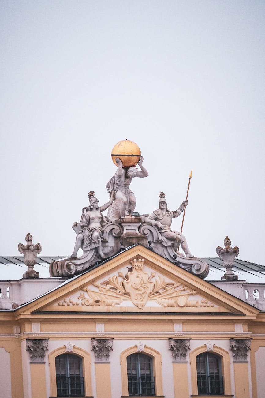 Rzeźby zdobiące fasadę Pałacu Branickich w Białymstoku