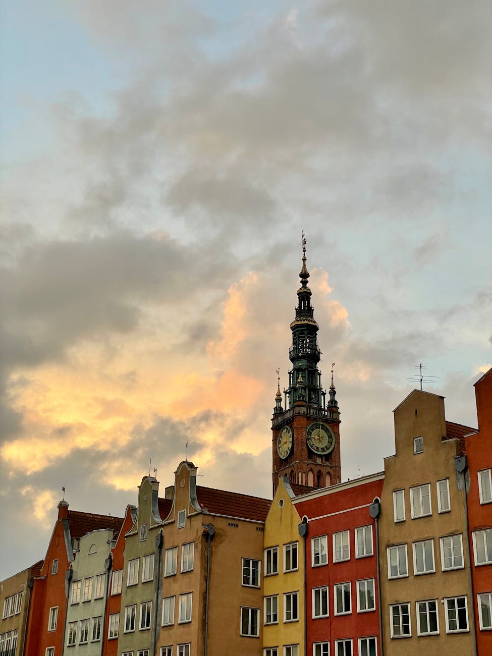 Zabytkowe kamienice Gdańska o zachodzie słońca