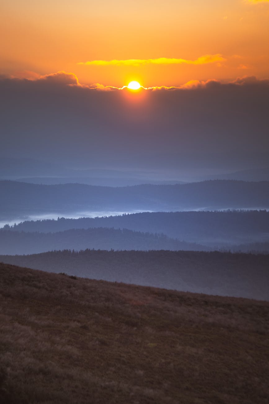 Wschód słońca nad zamglonymi Bieszczadami