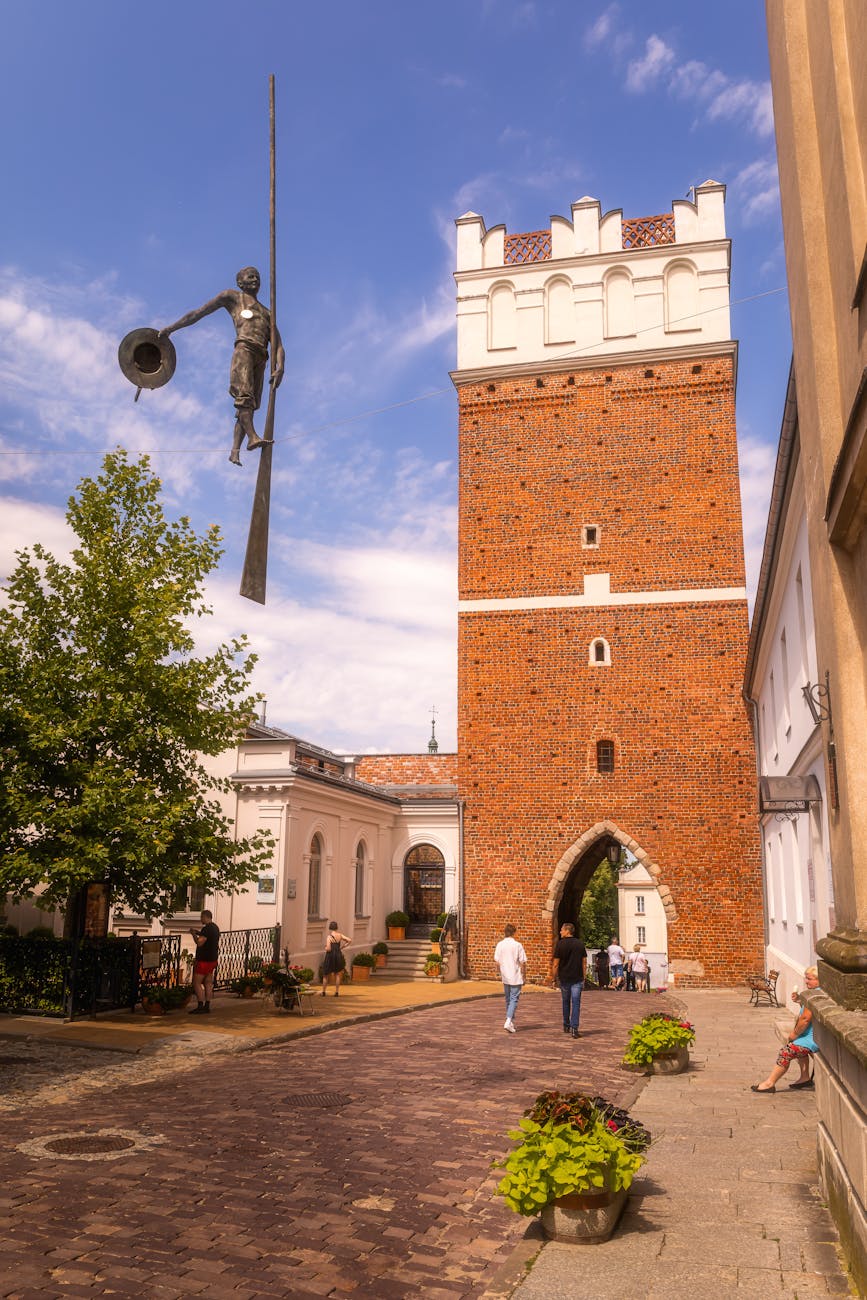 Gotycka Brama Opatowska w Sandomierzu