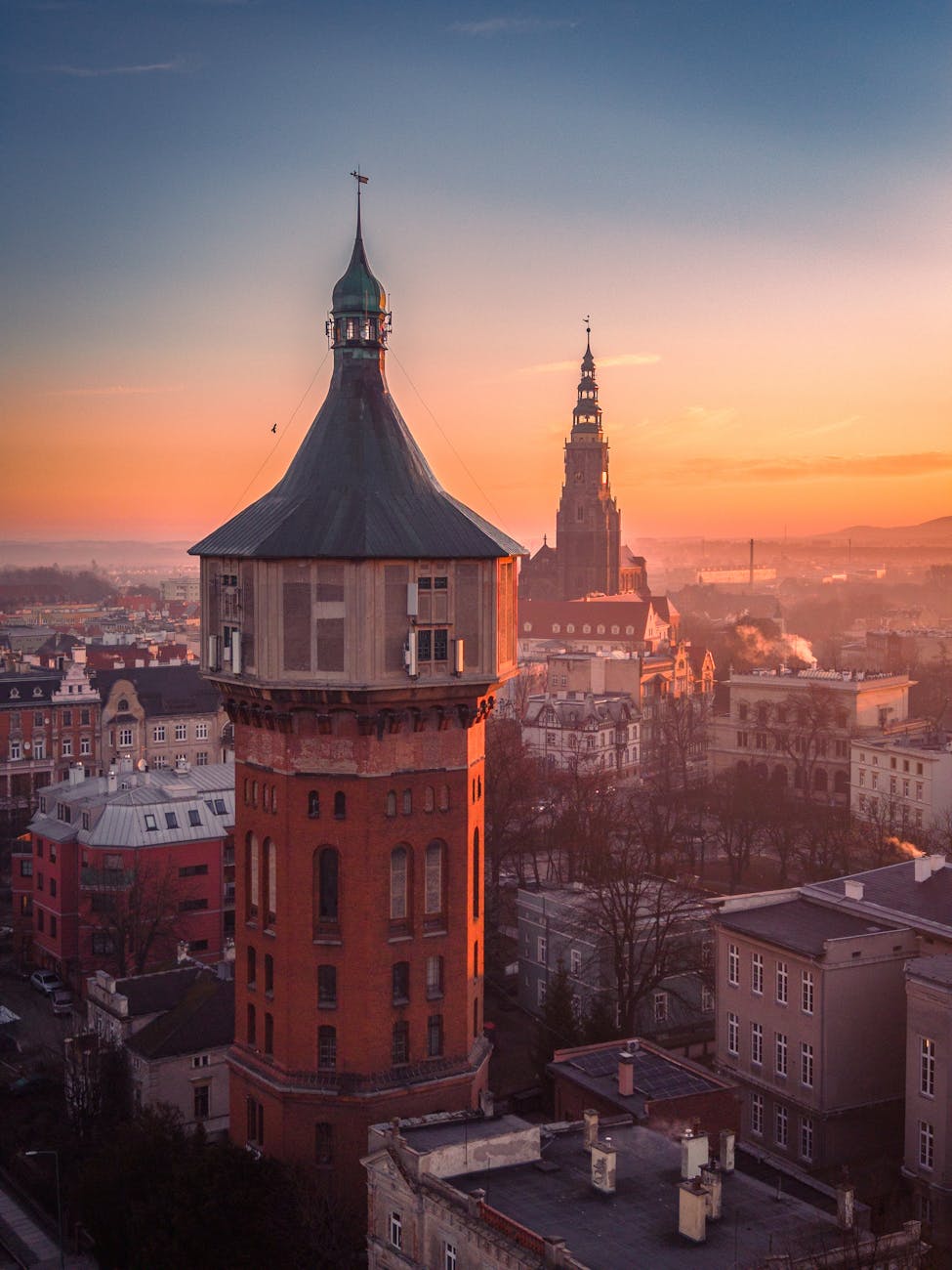Wieża ciśnień i panorama Szczecina o zachodzie słońca