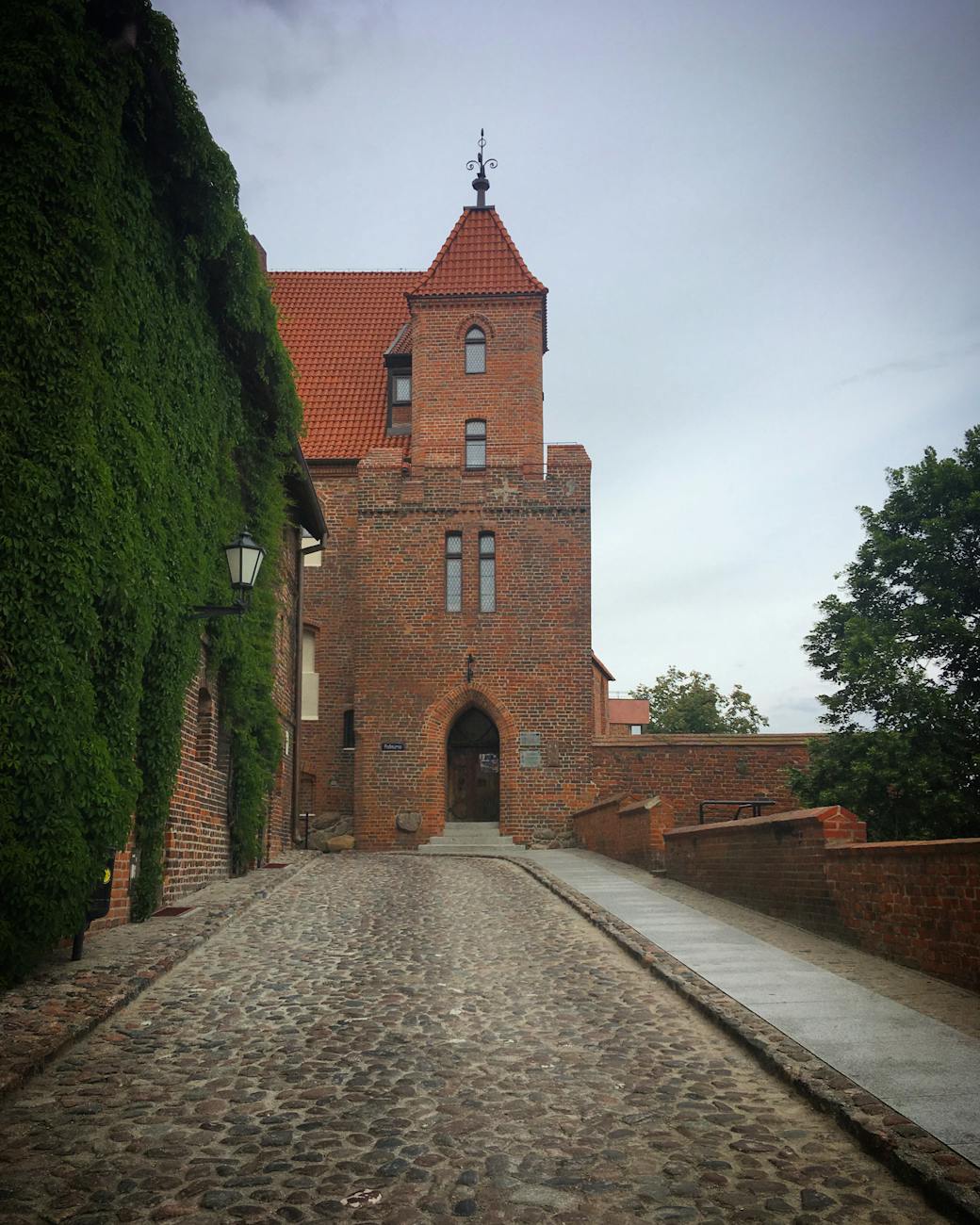 Wejście do średniowiecznego ceglanego zamku w Toruniu