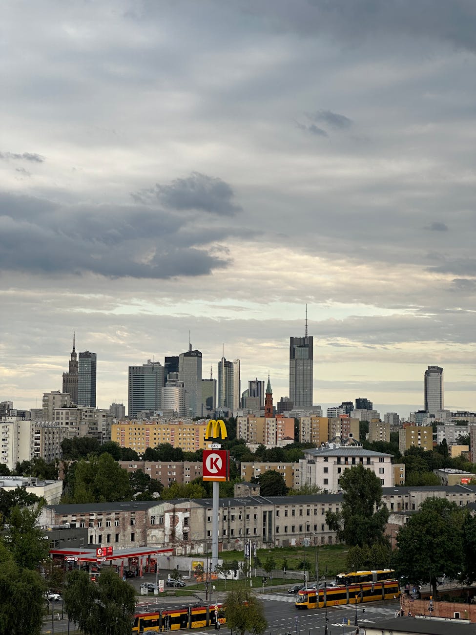 Panorama Warszawy z nowoczesnymi wieżowcami
