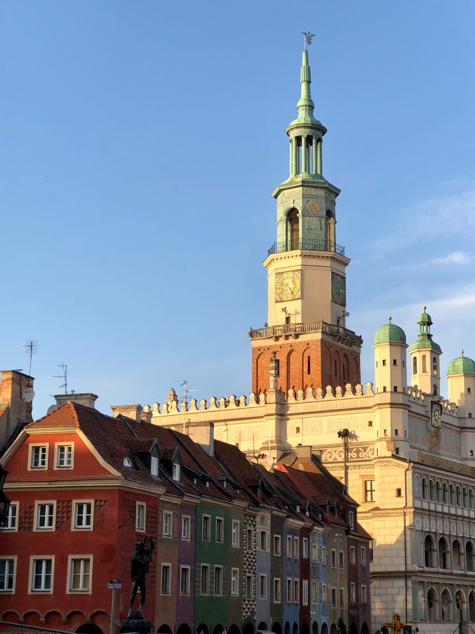 Ratusz na Starym Rynku w Poznaniu z kolorową architekturą