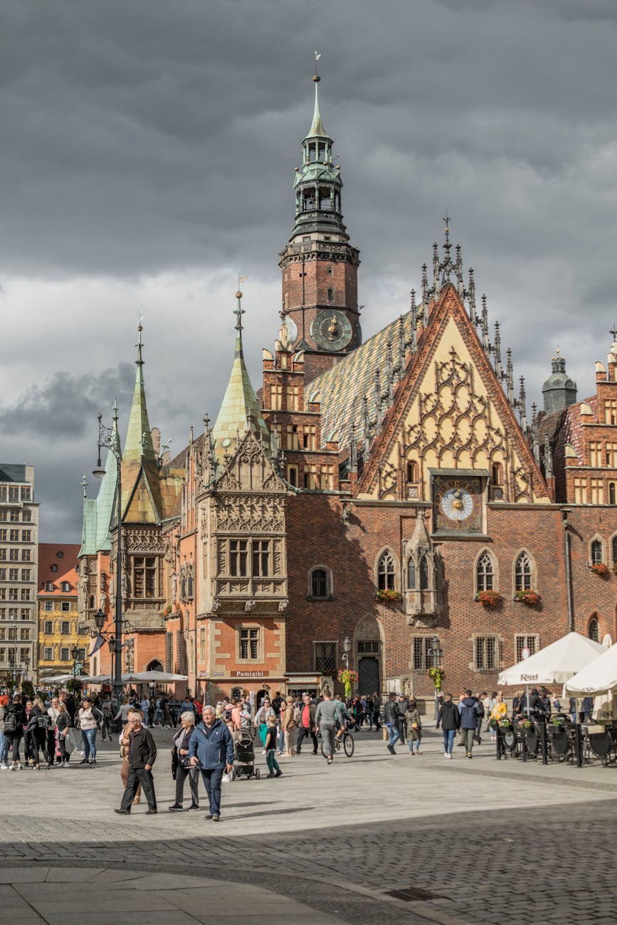 Ratusz na Rynku we Wrocławiu z turystami