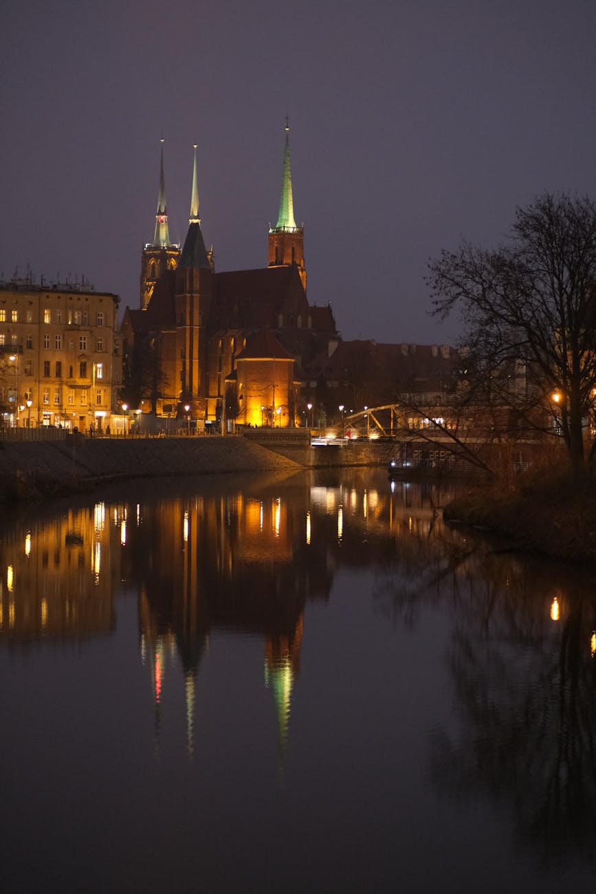 Katedra wrocławska nocą z odbiciem w Odrze